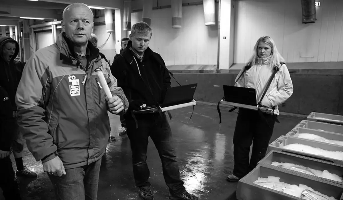 Jes Holm Sørensen gennemfører en auktion i Hanstholm med live opdatering af mængder, hammerslag osv.